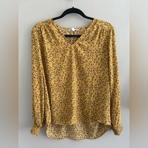 Pleione yellow floral pattern flowing blouse size M. Fitted cuffs hi lo hem